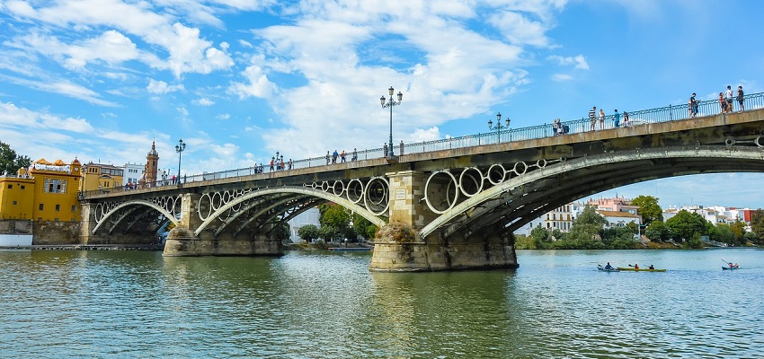 Descuento crucero en yate por el Guadalquivir 🚢 Descubre Sevilla