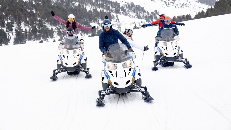 Ofertas Hotel + Forfait Grandvalira. Promoción actividades en Andorra en invierno. Grandvalira te ofrece mushing, motos de nieve, raquetas