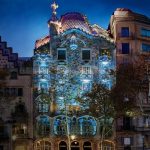 Espectáculo de Navidad en la fachada de Casa Batlló Una noche de invierno. Ofertas entradas 2x1 Casa Batlló Barcelona. Iluminación de Navidad de Casa Batlló. Cada día, de 18:30 a 21:30, disfruta de una iluminación especial con luz y música en la fachada de Casa Batlló. Luces Casa Batlló 2024. Casa Batlló: Una Noche de invierno