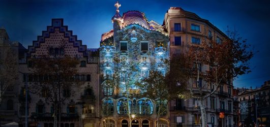 Espectáculo de Navidad en la fachada de Casa Batlló Una noche de invierno. Ofertas entradas 2x1 Casa Batlló Barcelona. Iluminación de Navidad de Casa Batlló. Cada día, de 18:30 a 21:30, disfruta de una iluminación especial con luz y música en la fachada de Casa Batlló. Luces Casa Batlló 2024. Casa Batlló: Una Noche de invierno