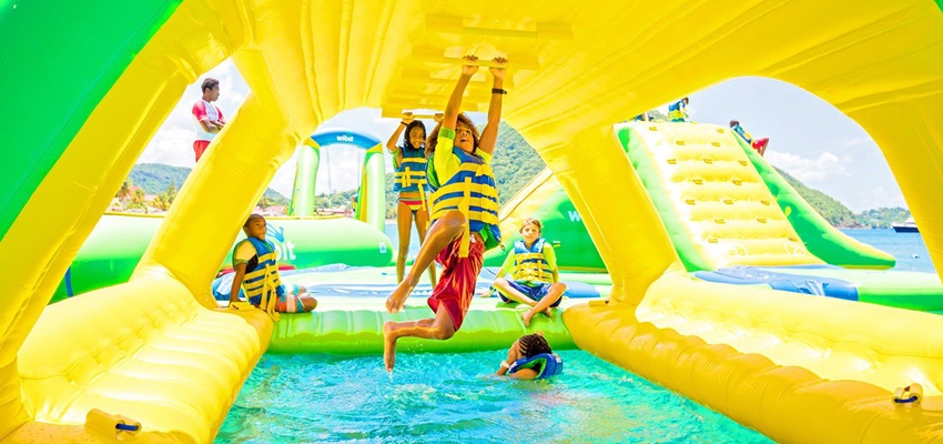 Aquagames parque acuático hinchable en el mar ¡desde sólo 8,99€! 🛝🌊