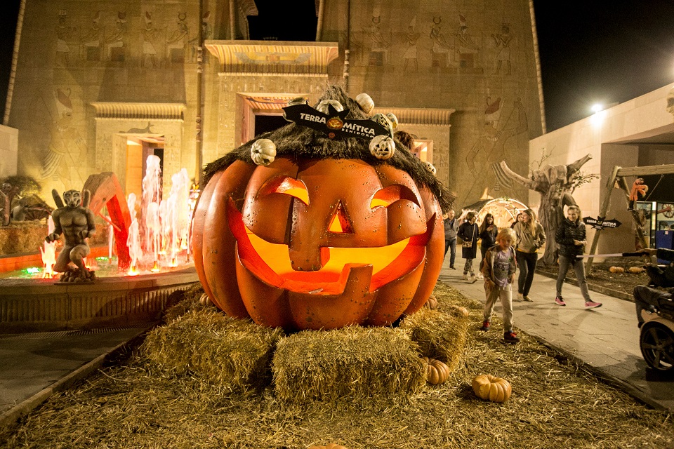 Vuelve Halloween a Terra Mítica. Terra Mítica Halloween 2024. Del 5 de octubre al 3 de noviembre el mejor Halloween está en Terra Mítica Benidorm. Terra Mítica Park Parque de atracciones en Benidorm Halloween. Hallowen en Terra Mitica Temporada 2024. Ofertas Halloween Terra Mítica Hotel y Entradas. Ofertas Terra Mítica Halloween 2024. Horario Terra Mítica 2024. Entradas 2x1 Terra Mítica 2024. Descuento entradas Terra Mítica. Atracciones Terra Mítica