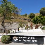 Museo Cuevas del Sacromonte descuento 2x1 entradas. Cuevas Sacromonte flamenco código descuento Museo Cuevas del Sacromonte como llegar. Descuentos Cuevas Sacromonte ofertas museo Sacromonte Granada. Como llegar a las Cuevas del Sacromonte. El Museo Cuevas del Sacromonte se encuentra en el corazón del singular barrio del Sacromonte, mundialmente conocido por su historia, sus cuevas y por ser reconocido como una de las cunas del flamenco. Museo etnográfico en casas cueva recreadas, con cerámica, muebles, otros objetos e historia del flamenco.