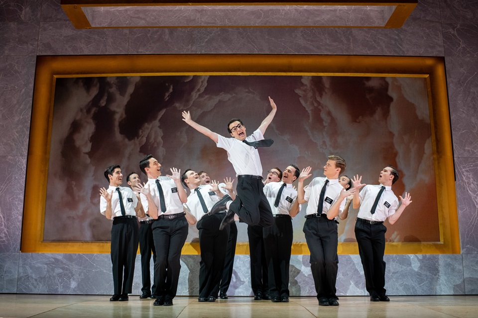 The Book of Mormon, El Musical Entradas 2x1 Teatro Calderón The Book of Mormon Madrid descuento 2x1 entradas The Book of Mormon España entradas. Comedia musical que narra las aventuras de dos jóvenes misioneros mormones. The Book of Mormon entradas. The Book of Mormon Madrid reparto. Cuanto dura The Book of Mormon